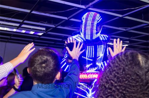led_robot_high_five_guests2