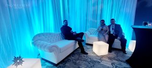 corporate_event_with_guests_on_chaises-min