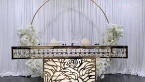 gold_table_with_backdrop_for_new_albany_wedding-min