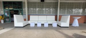 lounge_couches_at_wedding_reception-min